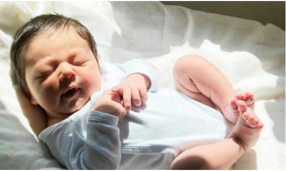剛出生的寶寶為什麼都很醜？