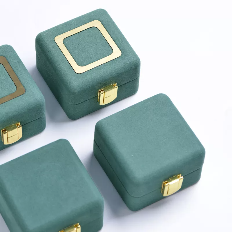 FANXIjewelrysubscriptionbox_girlsjewelrybox_bigjewel-format_webp-2