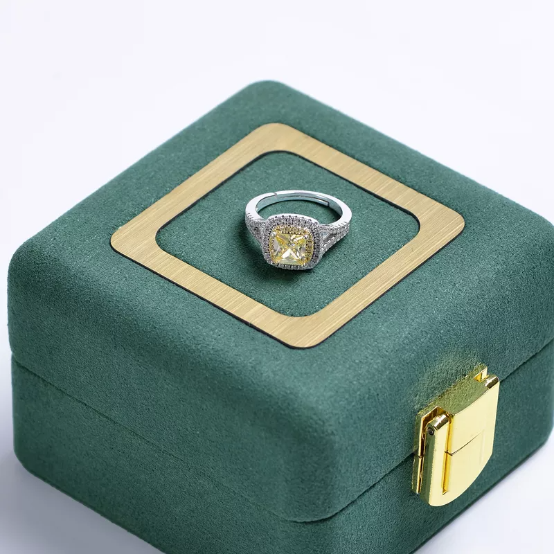 FANXIjewelrysubscriptionbox_girlsjewelrybox_bigjewel-format_webp-4