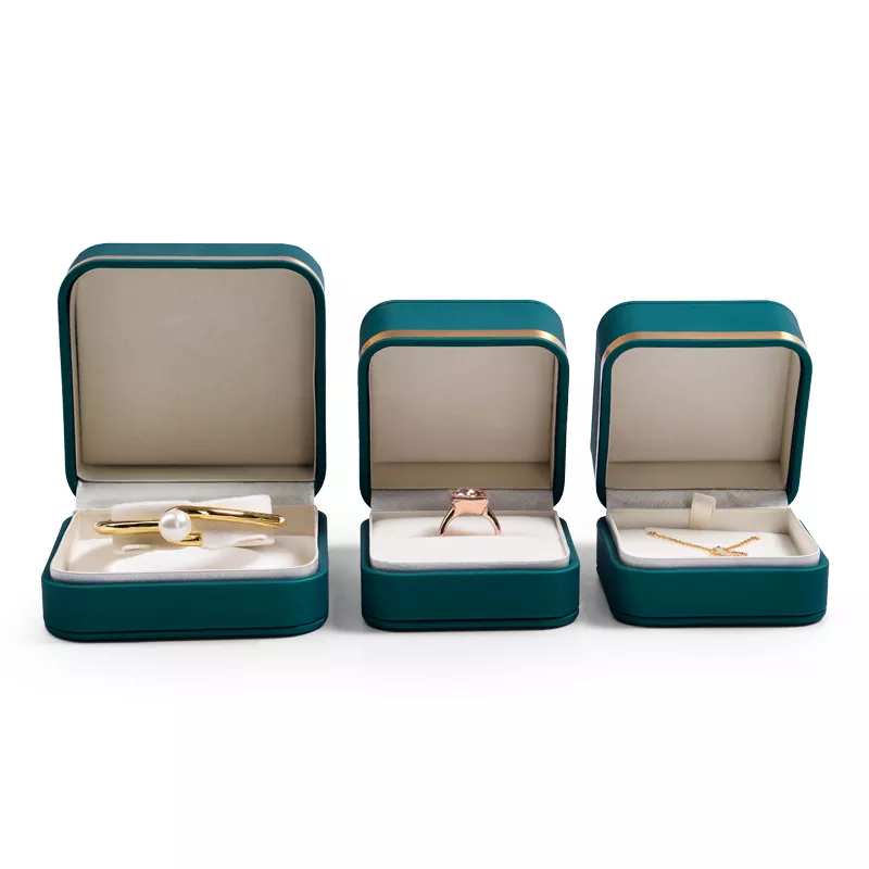 FANXIuniqueengagementringbox_proposalringinb-format_webp-2