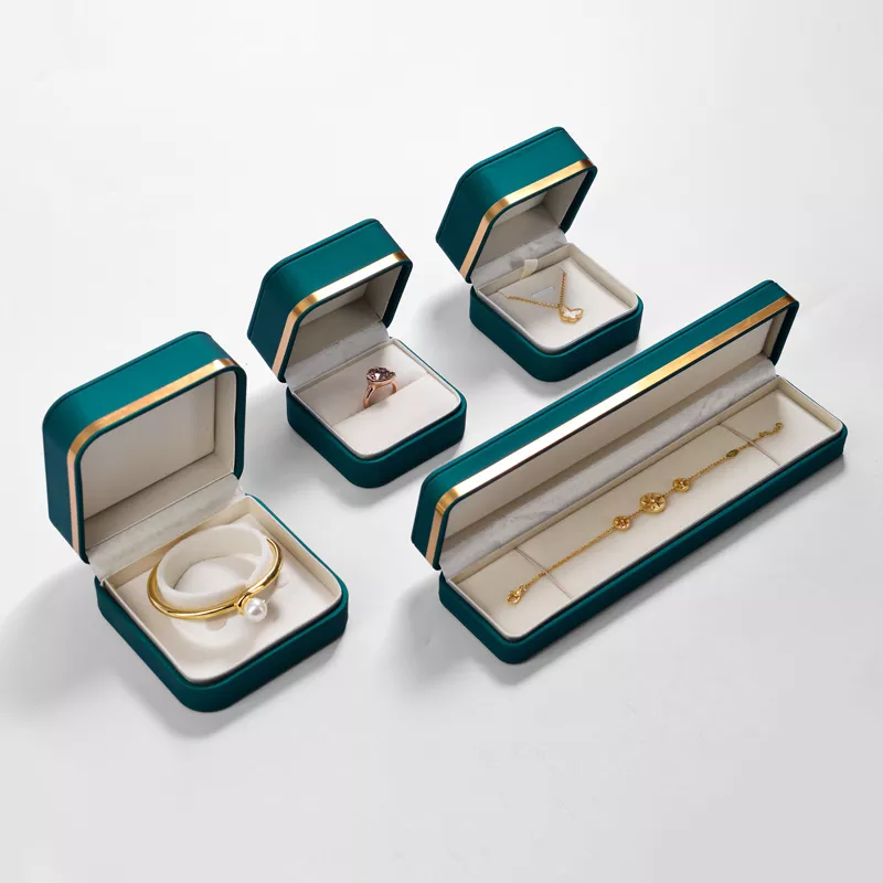 FANXIuniqueengagementringbox_proposalringinb-format_webp-3