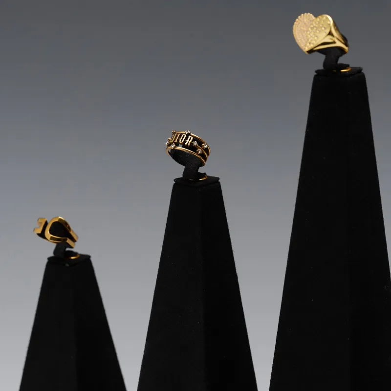 FANXIhomemadejewelrydisplayideas_jewelrydisplaycount-format_webp-6