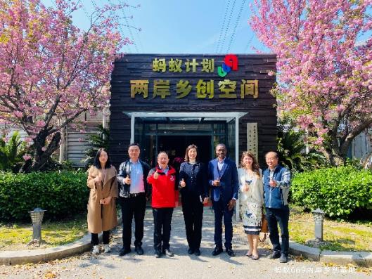 一群人站在树前
描述已自动生成