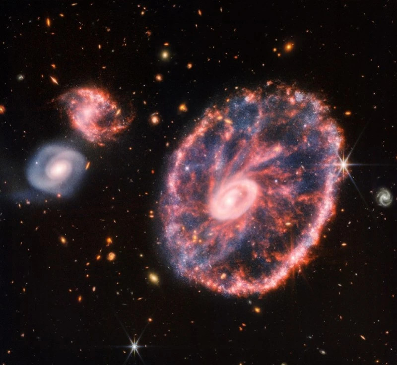 韦伯捕捉到车轮星系惊人奇观：5亿光年外的绝美宇宙涟漪