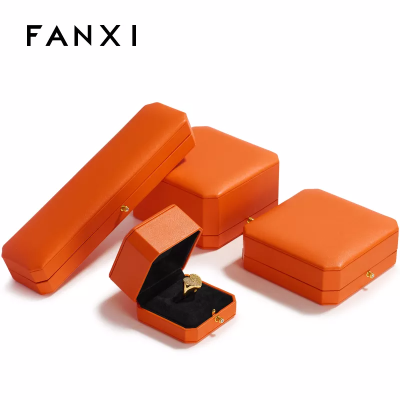 FANXIringboxweddingceremony_luxuryjewelrypackaging_r-format_webp-1