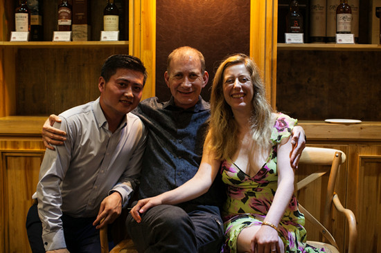 J-Jewellery创始人洪俊先生（左）与Moira家族主理人Simon Cohen先生（中）及夫人合影.jpg