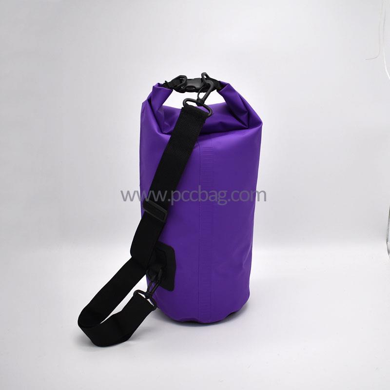 PurpletarpaulinethickPVCdrybagwithshoulderstrapsDSC_0349-1