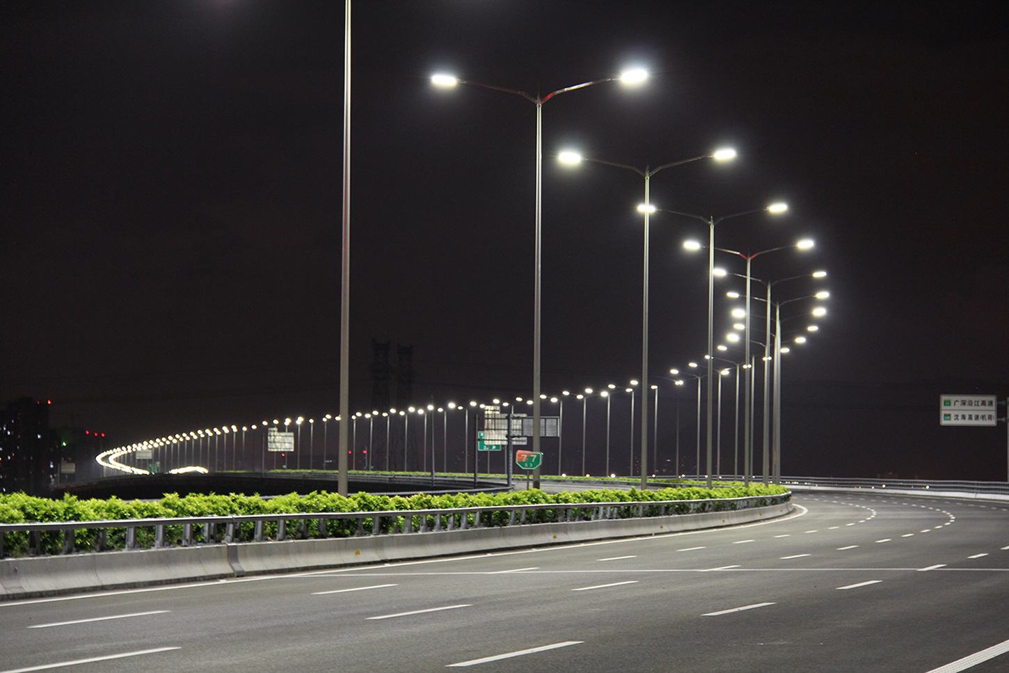 Уличное освещение городов. Klaus led Street Light провода. Освещение дорог. Уличное освещение города. Наружное освещение дороги.