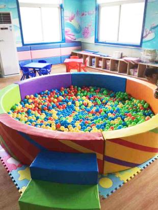 Kindergartenandpreschoolroundcolorizedsoftplayballpoolforkids