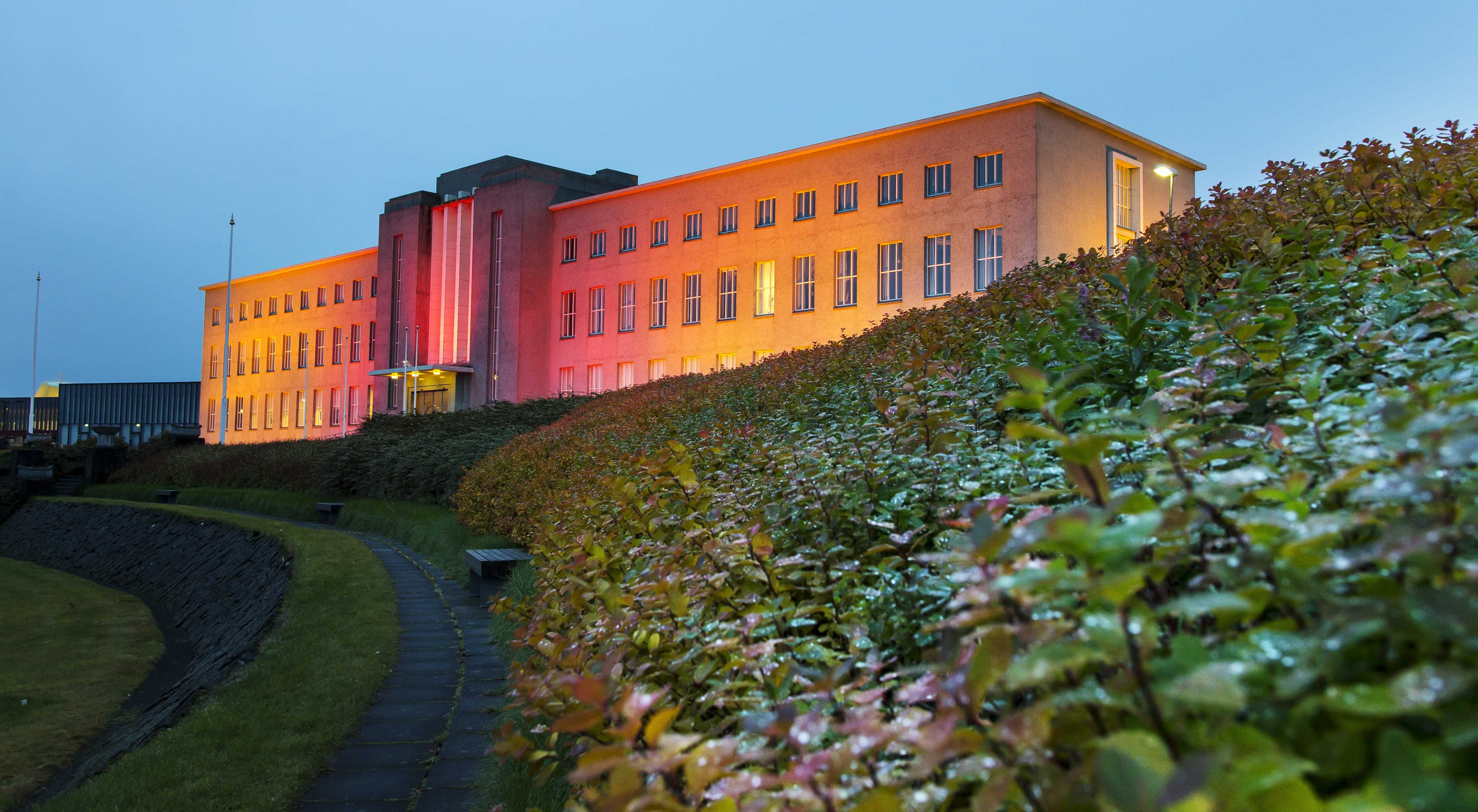冰岛大学建于1911年6月17日，是冰岛历史最悠久的国立大学。