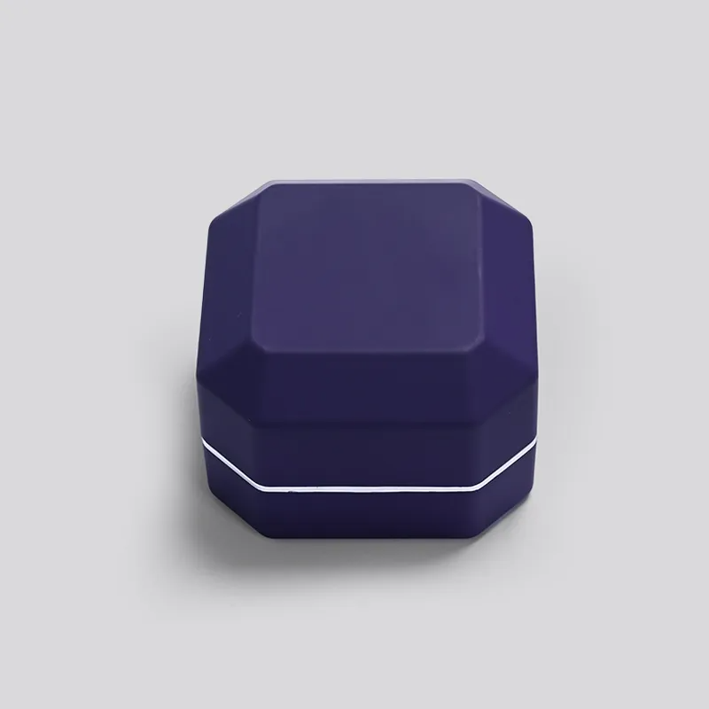 FANXIRingboxforwedding_engagementringinbox_y-format_webp-1