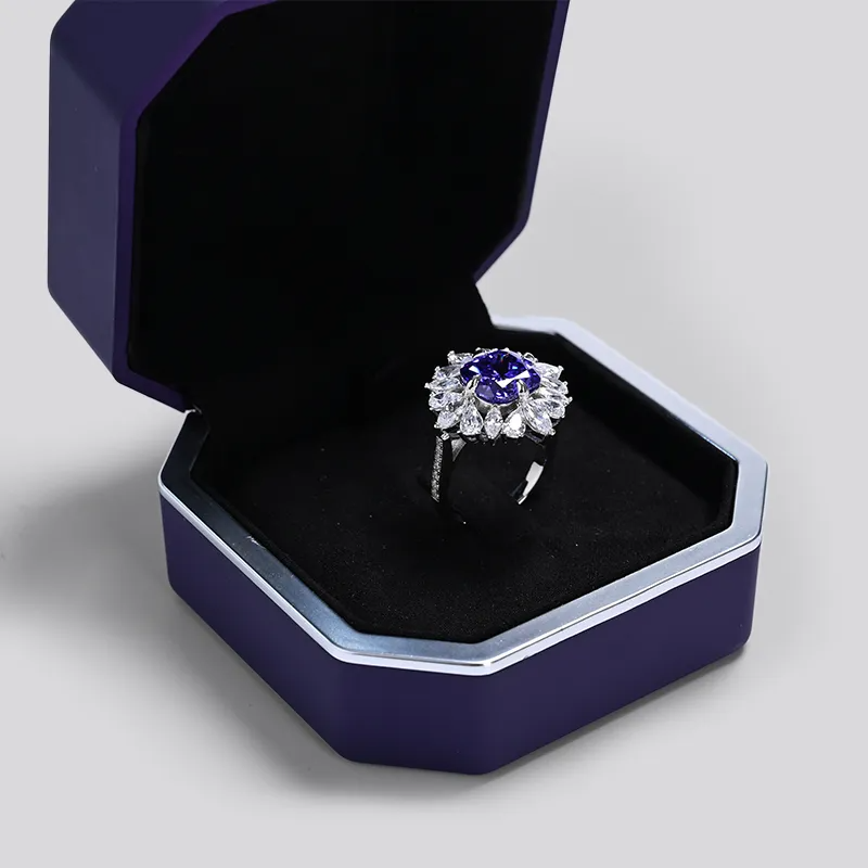 FANXIRingboxforwedding_engagementringinbox_y-format_webp-2