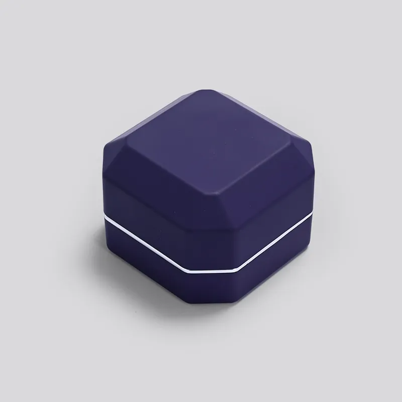 FANXIRingboxforwedding_engagementringinbox_y-format_webp-3