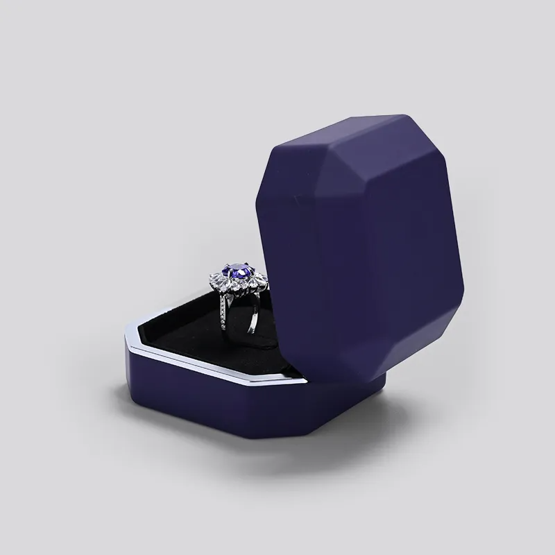 FANXIRingboxforwedding_engagementringinbox_y-format_webp-4