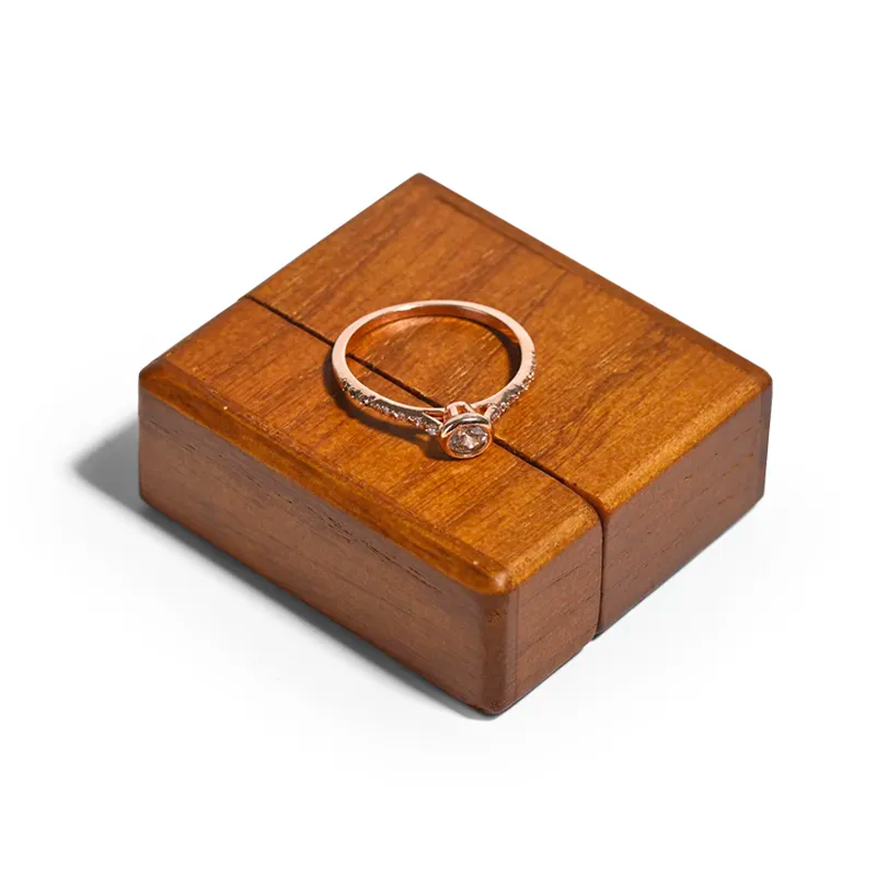 FANXIwoodenengagementringbox_packagingjewelryideas_s-format_webp-2