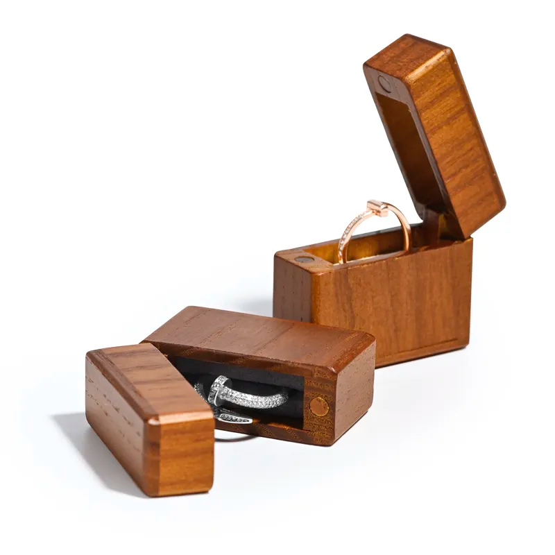 FANXIwoodenengagementringbox_packagingjewelryideas_s-format_webp-4