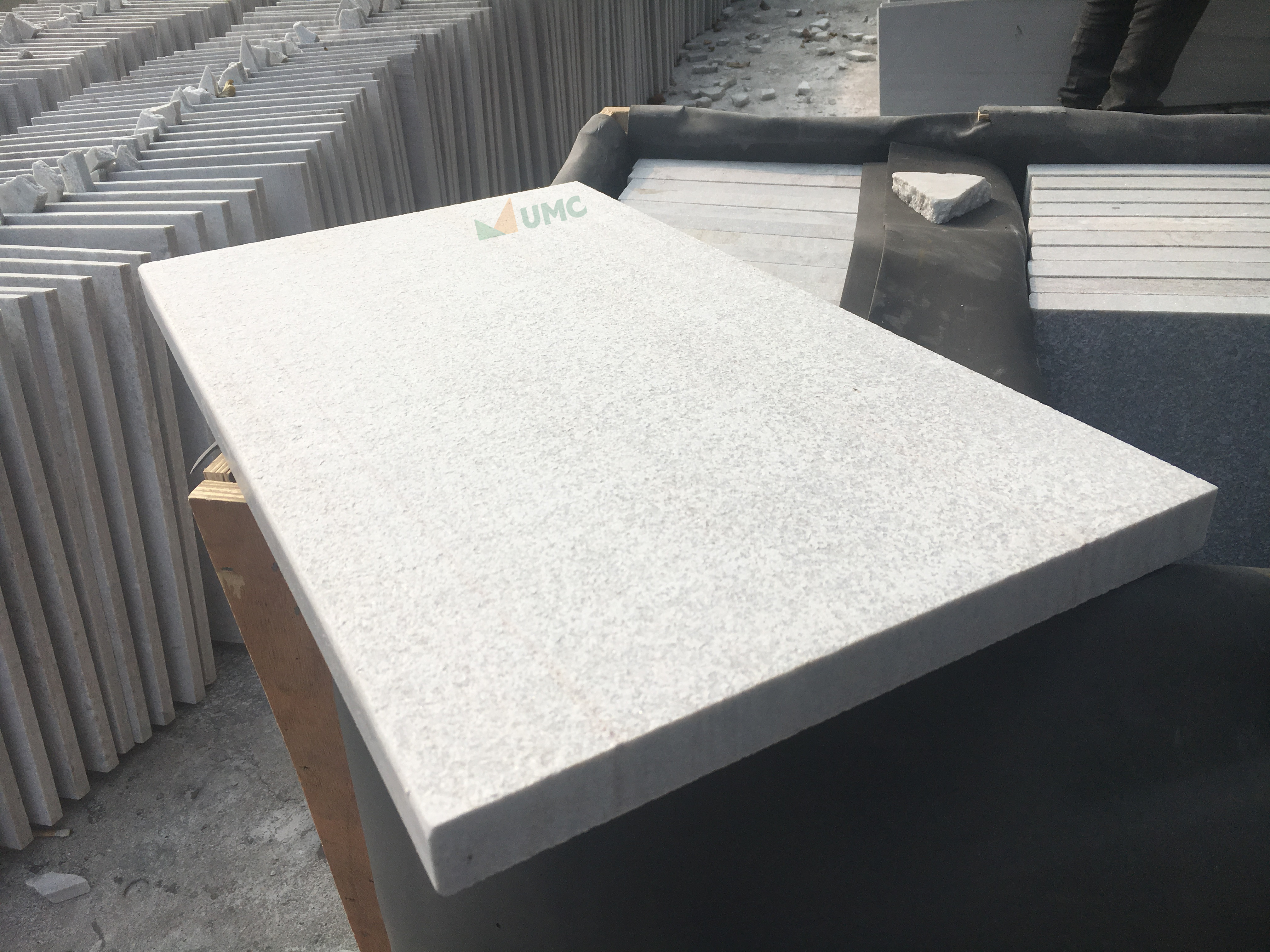 WhiteQuartzite600x350x30mmsquareedge-2