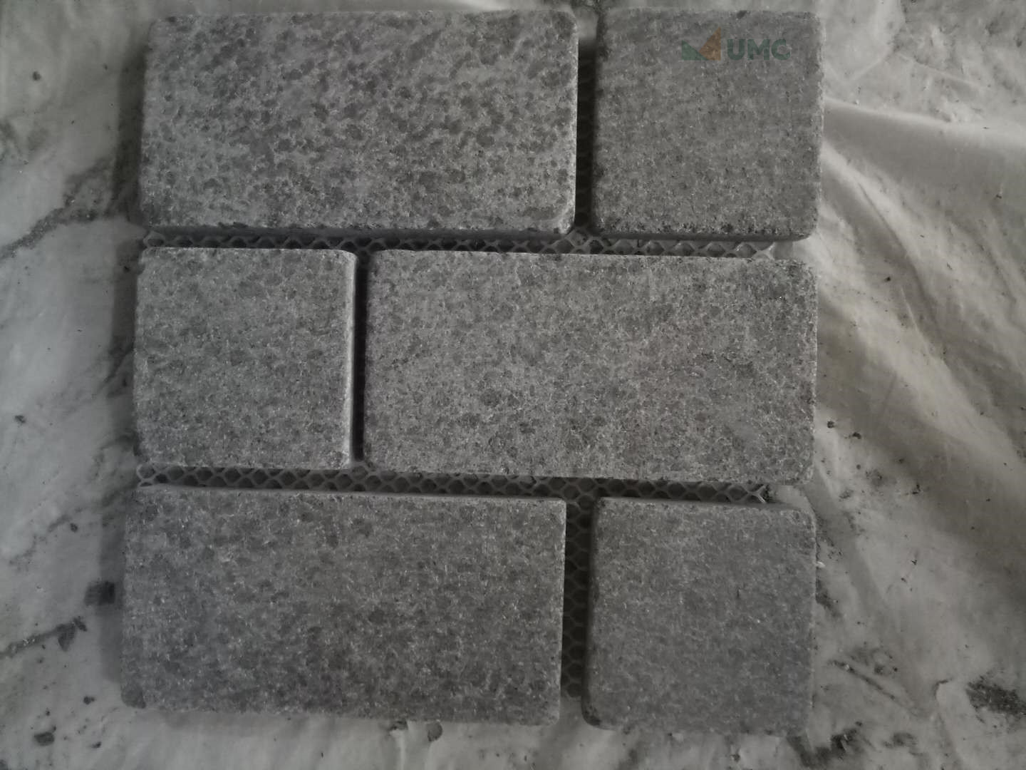 G684StraightSetPatterntumbledcobblestoneonmesh-1