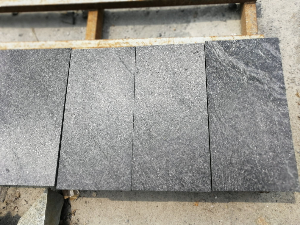 Blackquartzite-1