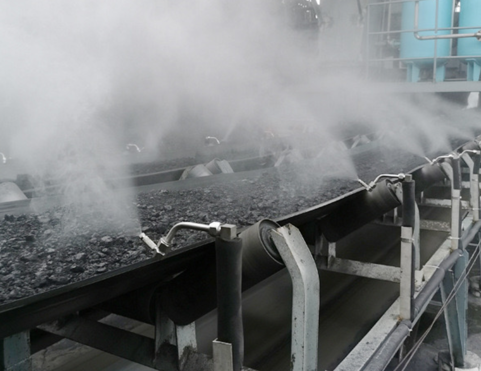 Mist spraying system in the gravel conveyor belt