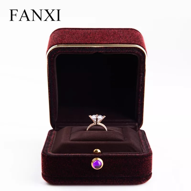 Luxuryvelvetjewelrypackagingboxforringpendan-format_webp-1