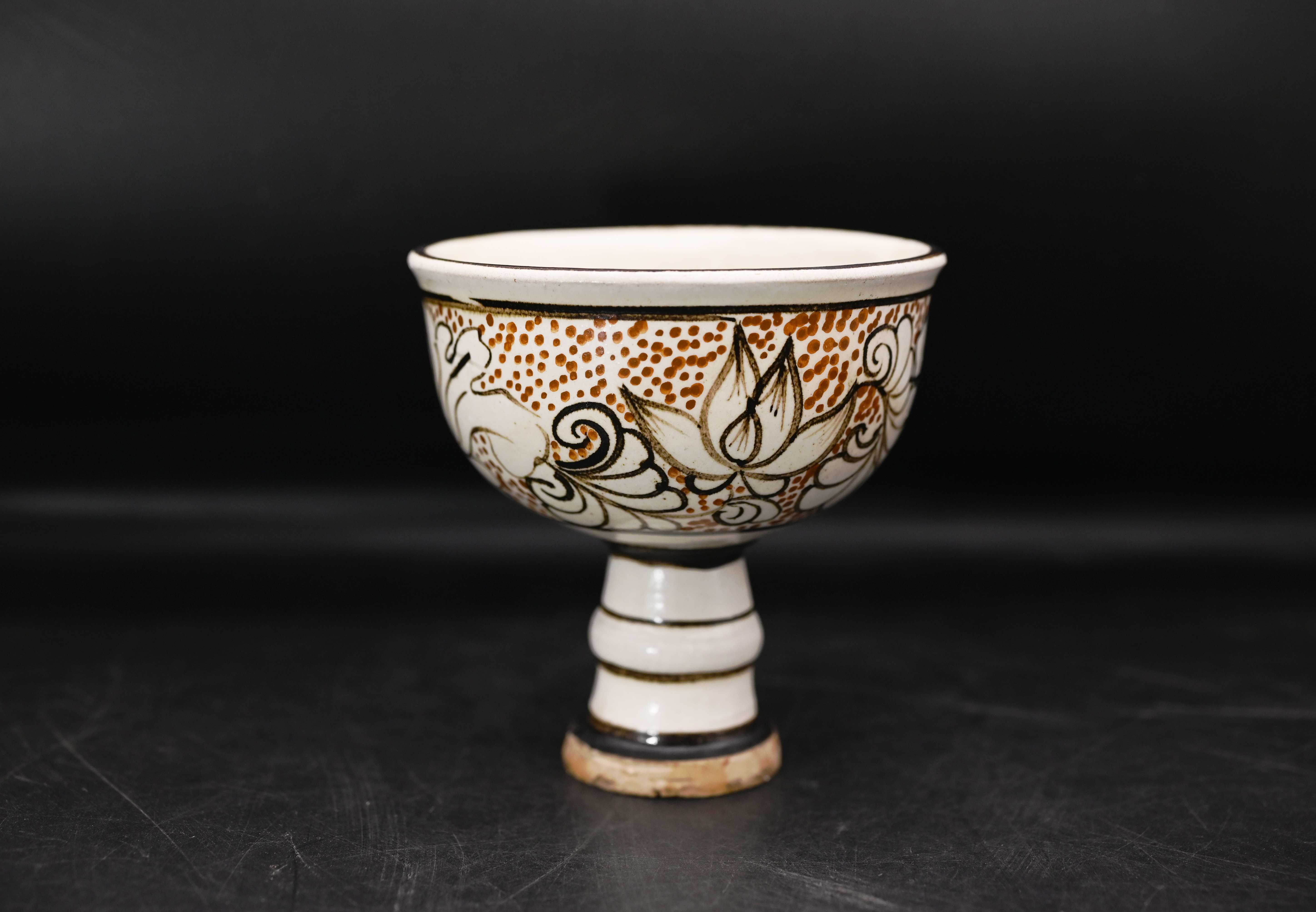 磁州窑系点红彩荷花纹竹节高足杯-株洲市艺术收藏家协会官网