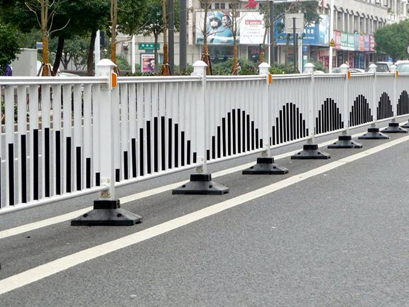 市政护栏-black-white-road-fence