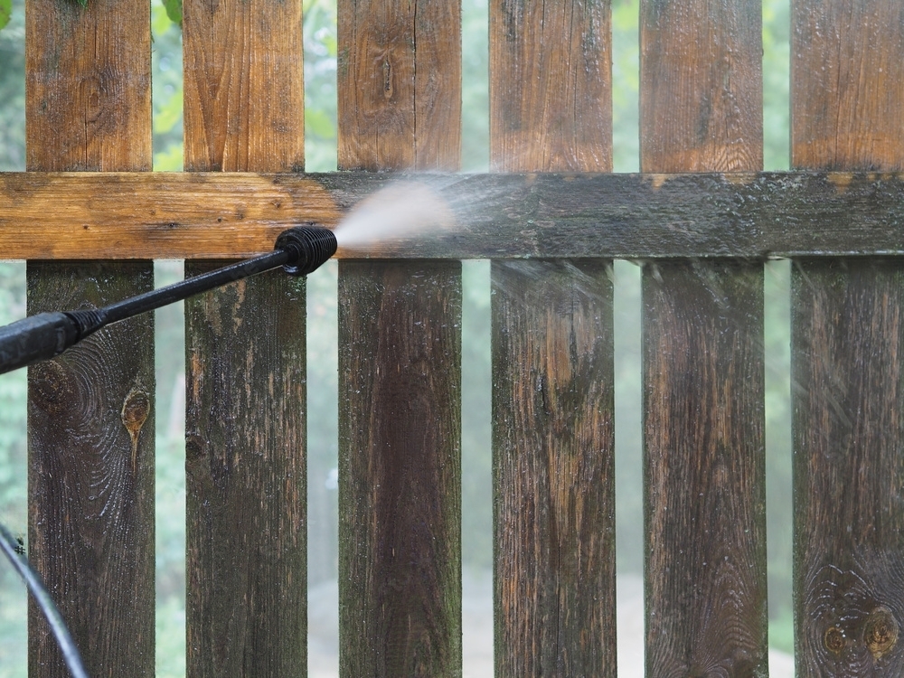 SYCAIN_PRESSURE_WASHER_FENCE_CLEANING