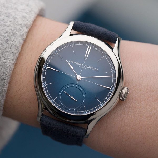 LAURENT-FERRIER-CLASSIC-ORIGIN-BLUE-Ref.-LCF036.TI_.CG-wrist-600x600