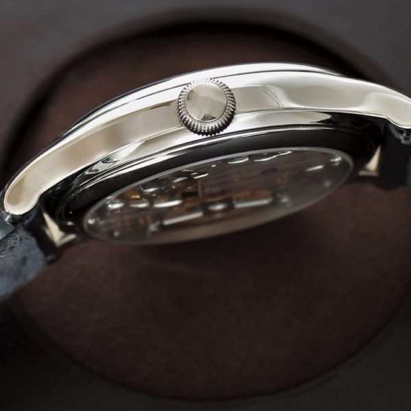 LAURENT-FERRIER-CLASSIC-TRAVELLER-GREY-DIAL-side-caseback-600x600