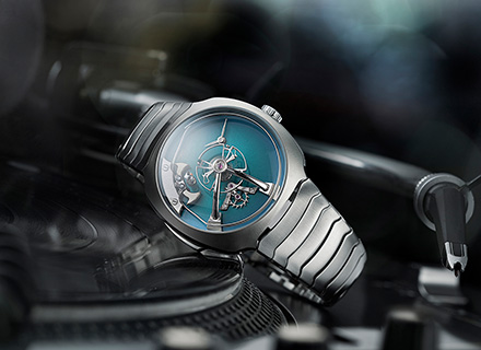 HMoser_x_MBandF_Streamliner_Pandamonium_Only_Watch_2023_Lifestyle_Turntable_Front_thumb