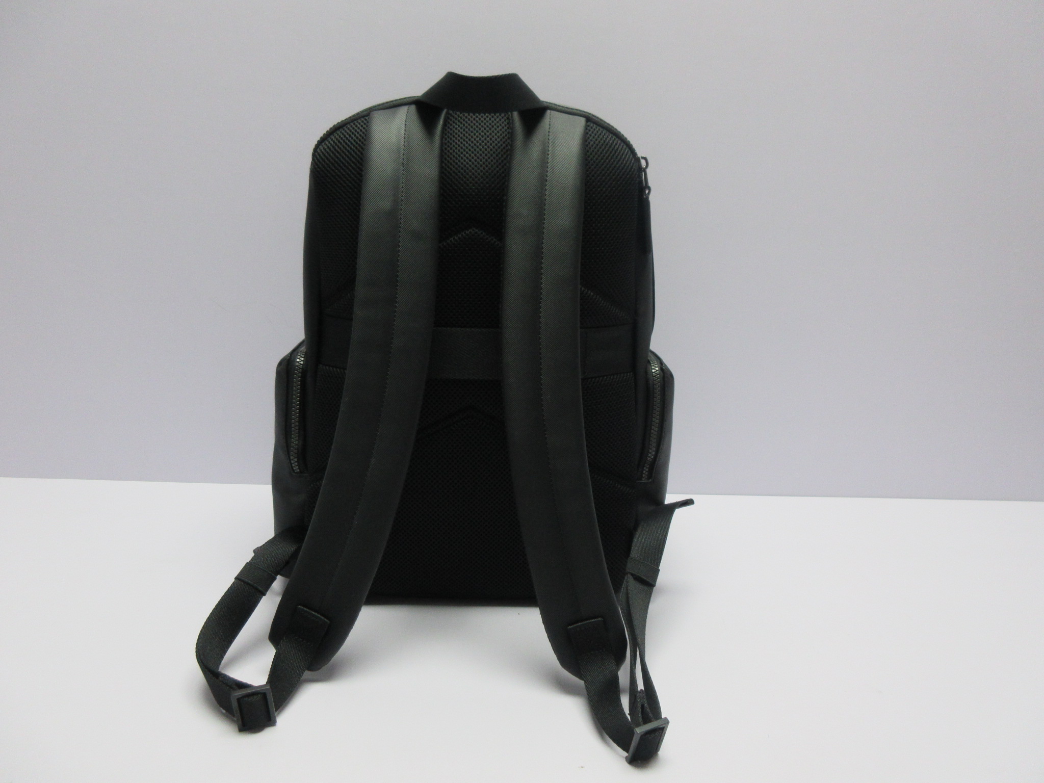 FA21CKCOMMUTE2GROUNDBPBLACK-BACK