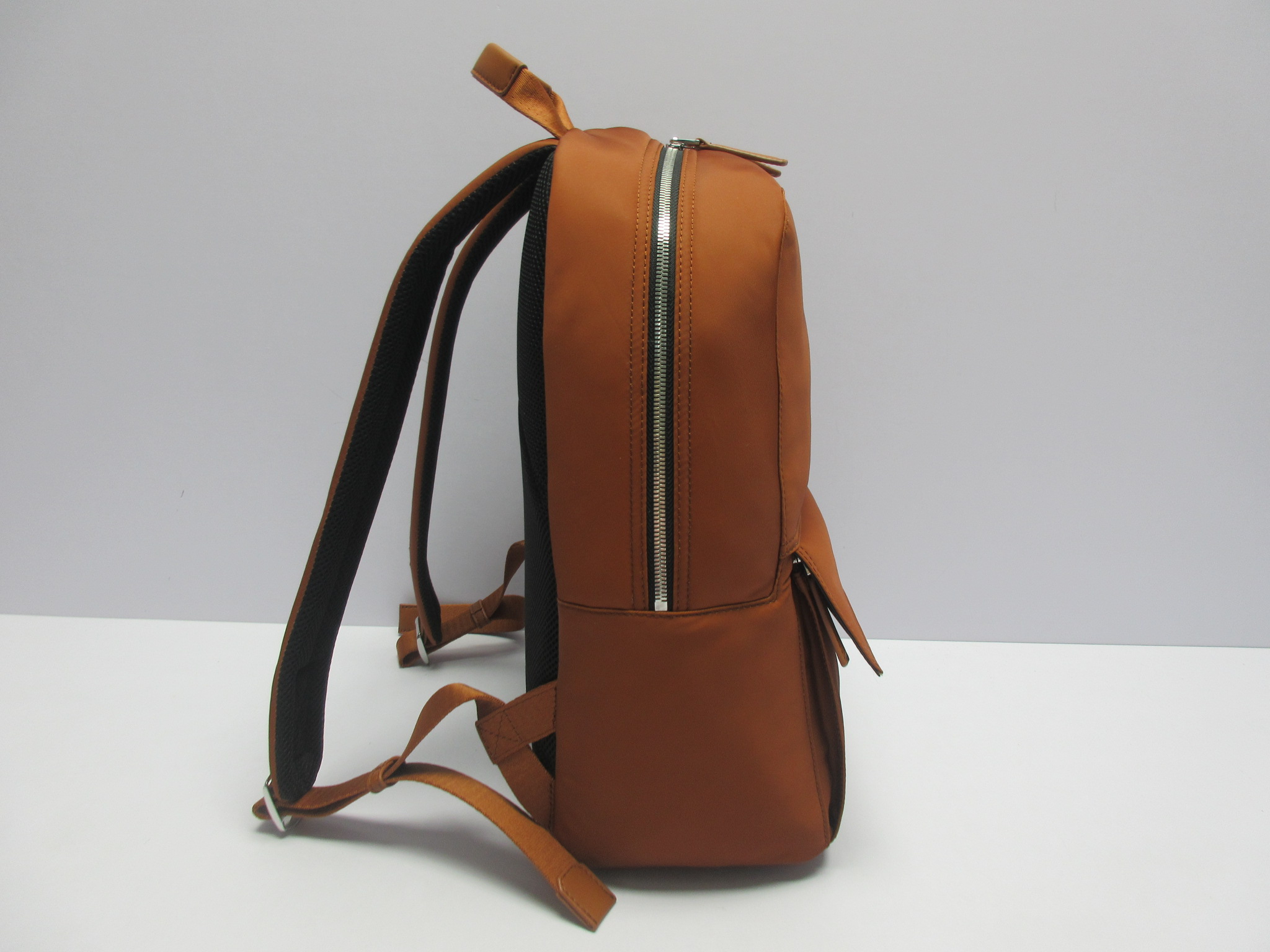 PF22UTILITYPCKTBACKPACKGINGERBREAD-LEFT