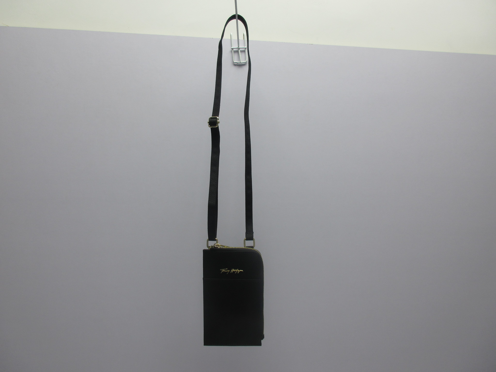 PF22MYTOMMYPHONEBAGBLACK-FRONT