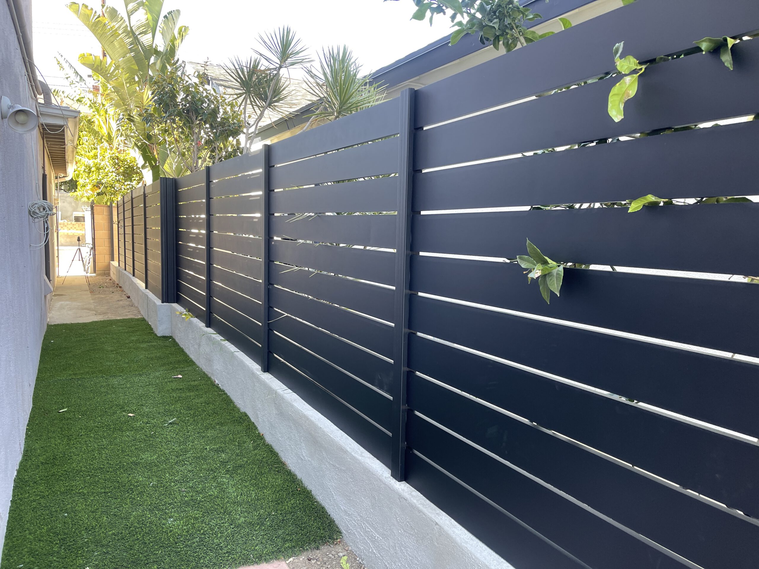 护栏-Black-Aluminum-privacy-fence-1