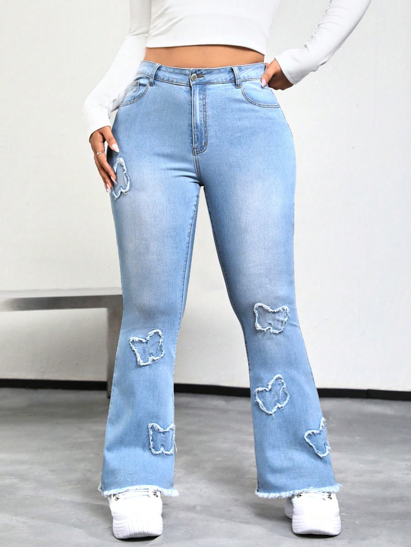 ICONPlusButterflyPatternRawEdgeFlareLegJeans_22106005_details_0