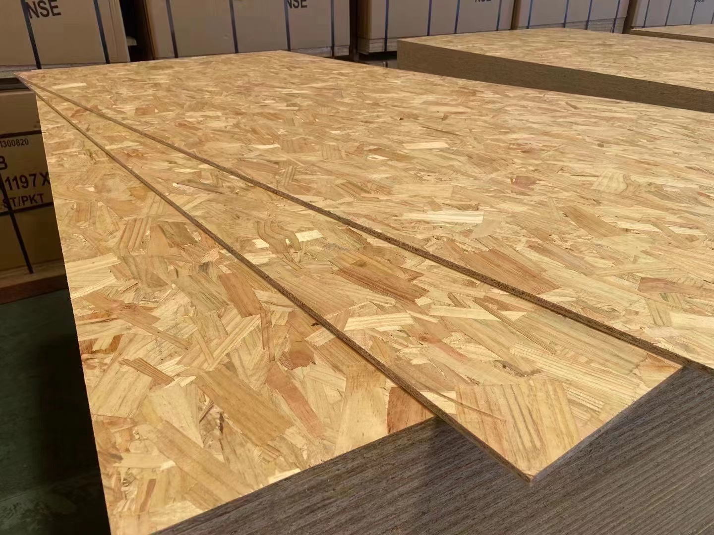 Name	OSB (Oriented Strand Board) Material	poplar and pine mixed Density	650-720kg/m3 Grade	OSB-2,OSB-3,OSB-4 Glue	MR,WBP ,Melamine,E1,E2 Size(mm)	2440X1220, 2500X1250,1500x3000,1220x2800, Thickness(mm)	6mm,8mm,9mm,10mm,11mm,12mmm15mm,18mm.22mm,25mm Moisture	8-12% Packing	Painting on the plate edges , plastic inside , then paper case and pallet,packing belt lateral three and vertical six . Usage	Can be used for roof decking, roof sarking, wall sheathing flooring, packing, hoarding, signboards and portable building, constructional insulation board