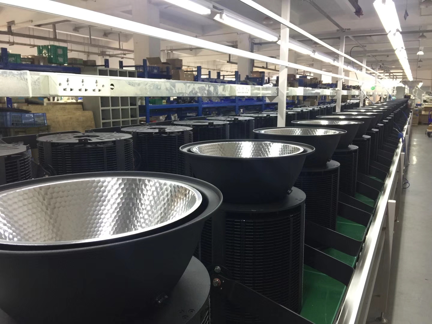 Lighting fin heat dissipation lamp assembly line