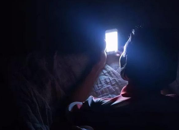 夜间看手机