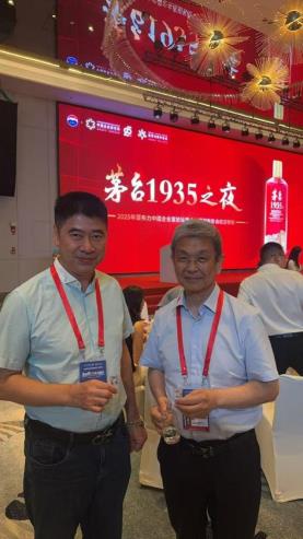 董事长与亚布力论坛创始人田源合影.