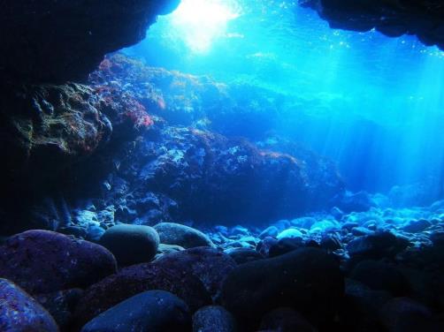 Sunlight shining through rocks in a cave

AI-generated content may be incorrect.