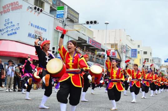 A group of people in clothing dancing in a parade

AI-generated content may be incorrect.