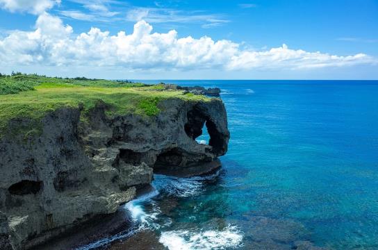 A cliff with a hole in the middle of the ocean

AI-generated content may be incorrect.